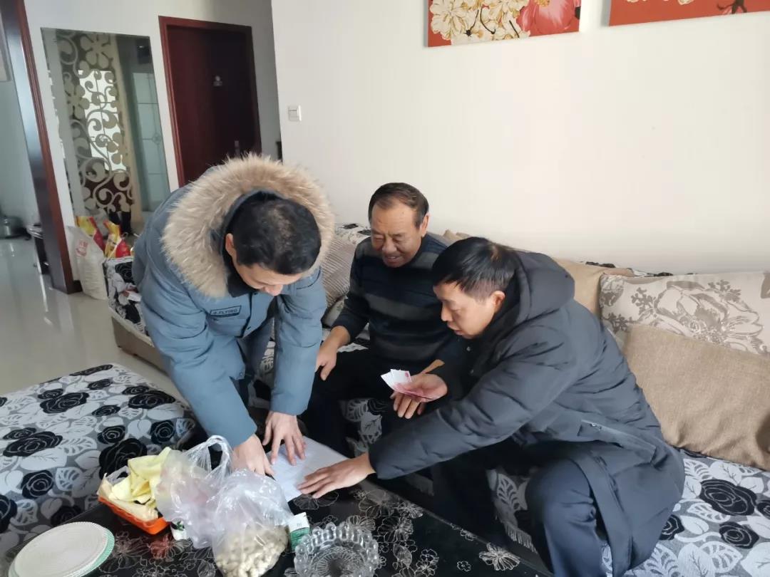 公司,工會(huì)組織,春節(jié),慰問(wèn),困難,職工,活動(dòng),1月, . 公司工會(huì)組織春節(jié)慰問(wèn)困難職工活動(dòng)